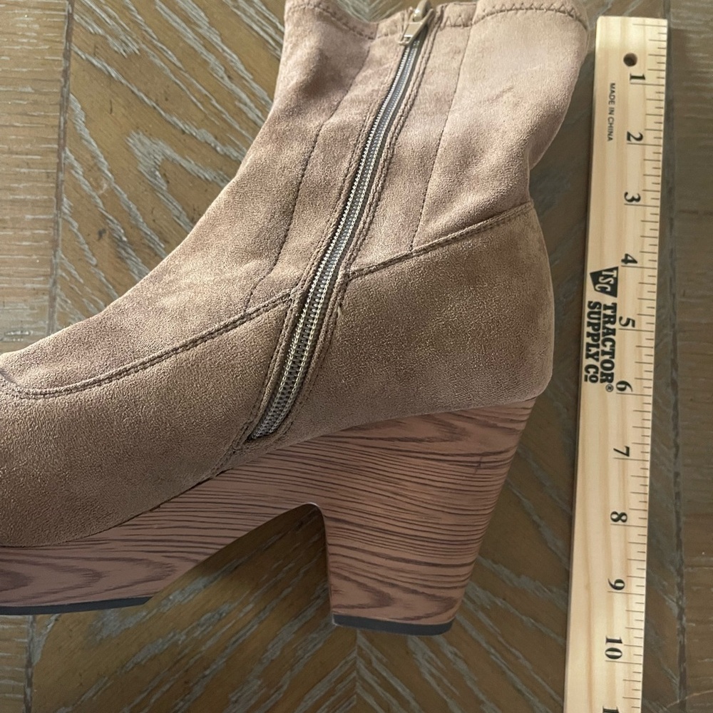 🎉HP🎉Pierre Dumas Women’s Tan Suede Ankle Boots size 8.5 - Picture 9 of 9